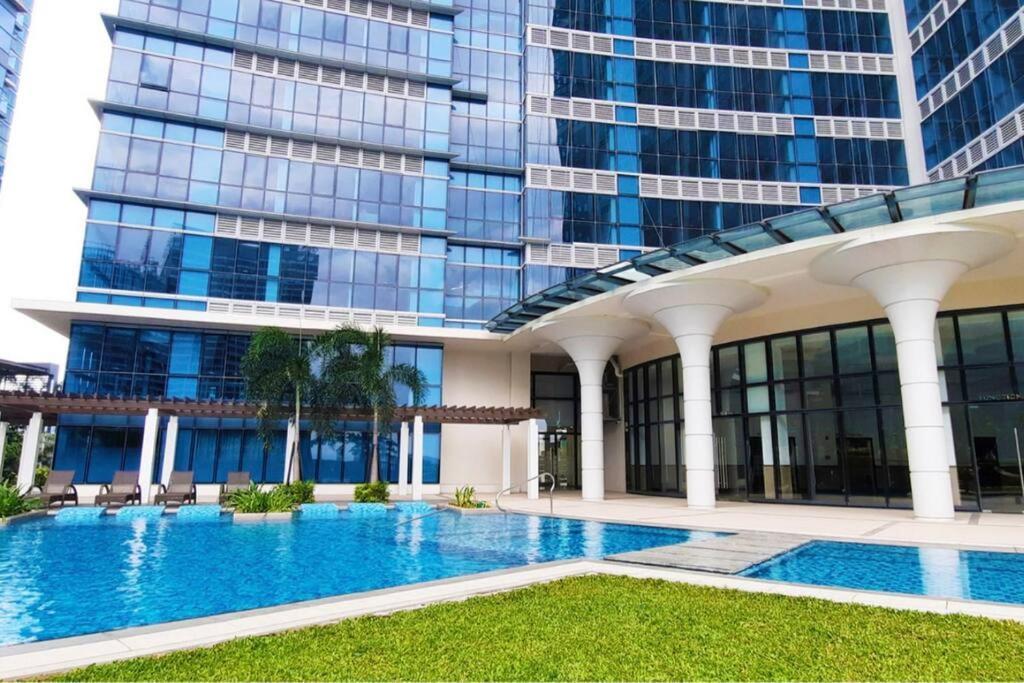 Executive Gem Beside Malls And Bars At Uptown Bgc Apartment Манила Екстериор снимка